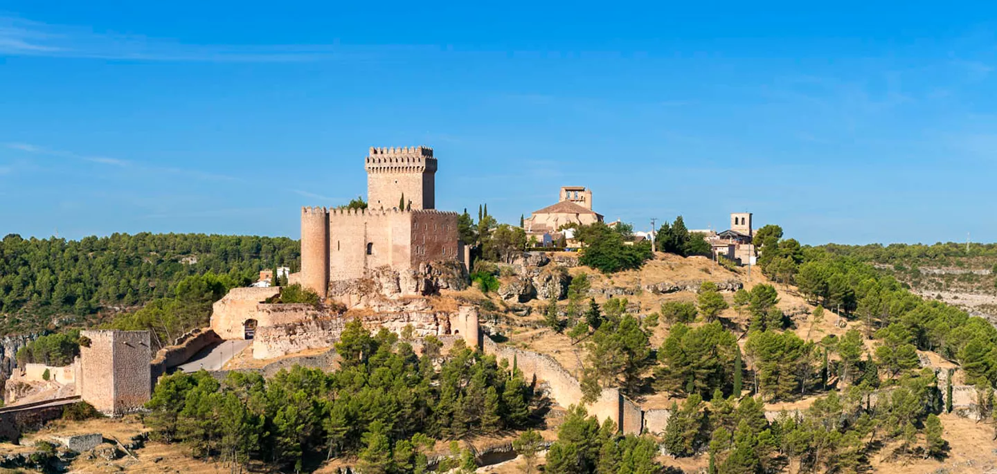Vista panorámica de Alarcón y su castillo