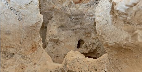 Interior rocoso de la Cueva de la Mora Encantada