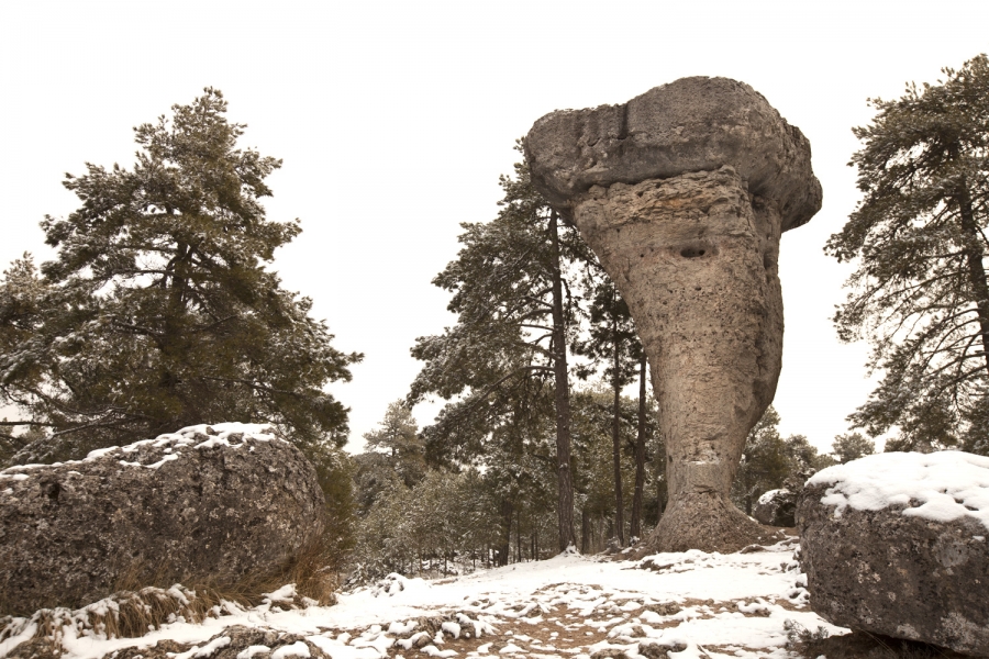 Paisaje rocoso de la Serranía de Cuenca con nieve y pinares